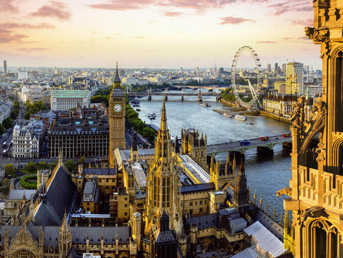 Vue panoramique le long de la Tamise, avec les monuments du centre de Londres