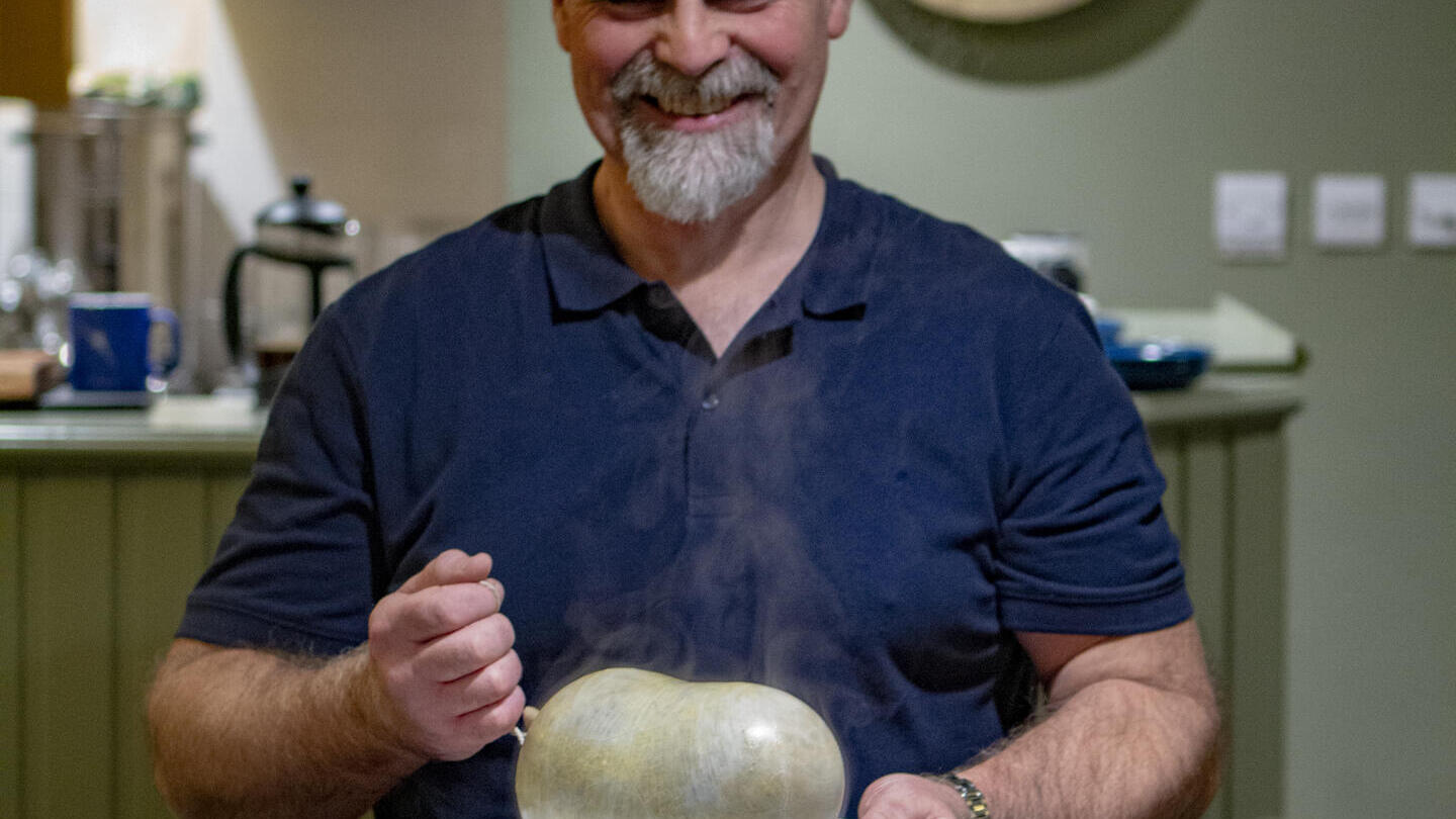 Un uomo mostra ai visitatori come preparare l'haggis.