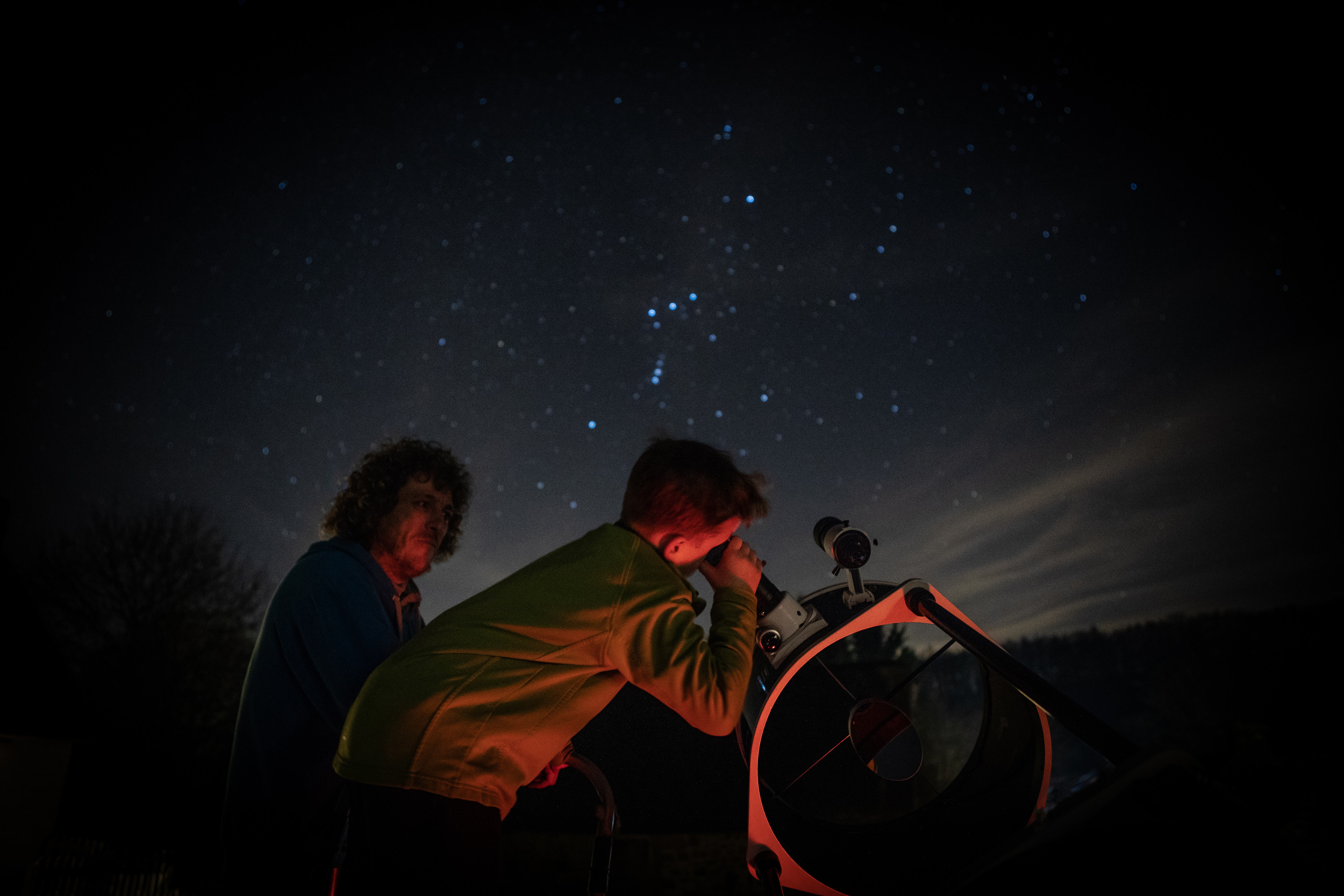 Enfant observant les étoiles à travers un télescope