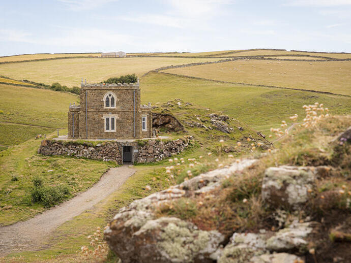 A longshot view of Doyden Castle in Cornwall