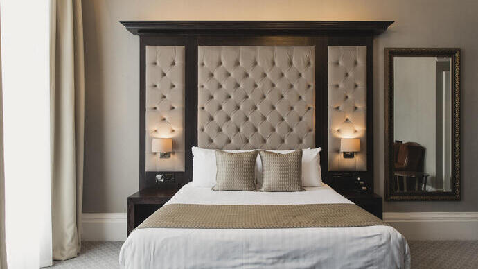 Une chambre d'hôtel luxueuse avec un lit double.