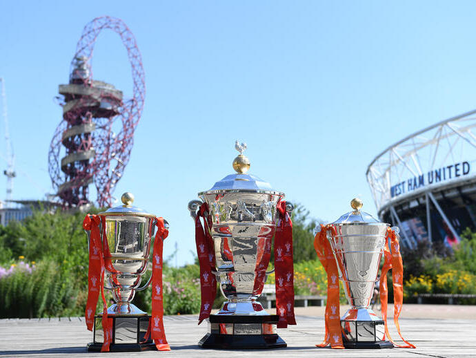 Trois trophées de la Coupe du monde de rugby à XIII posés sur le sol du Queen Elizabeth Olympic Park