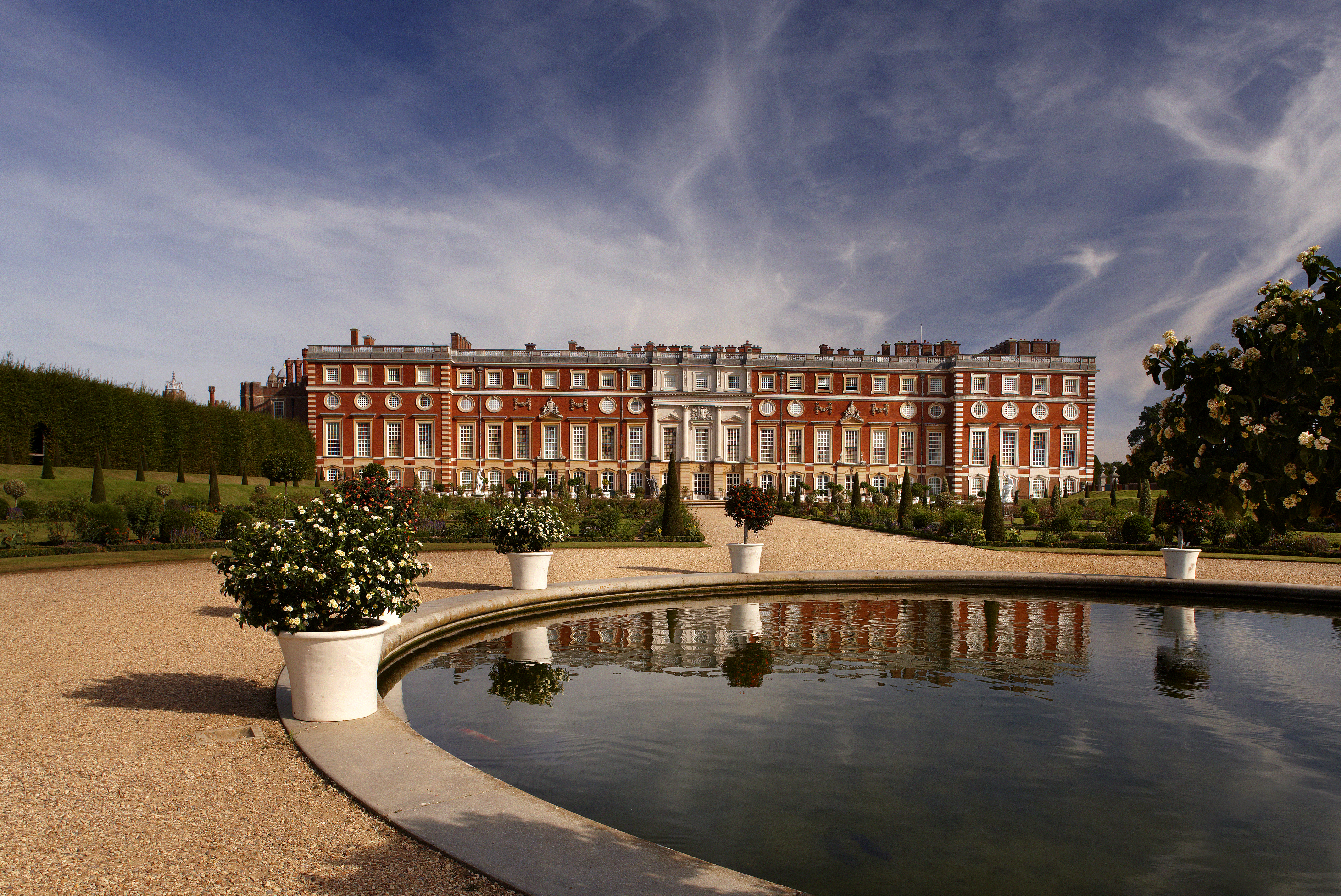 Hampton Court Palace è uno storico palazzo reale costruito dal cardinale Wolsely e ceduto al suo monarca, re Enrico VIII, nel 1528.