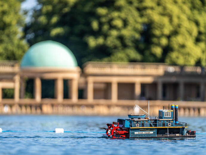 Ein Modellboot segelt auf dem Eaton Park Boating Lake