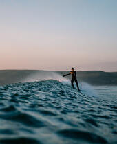 Un homme surfant dans la mer