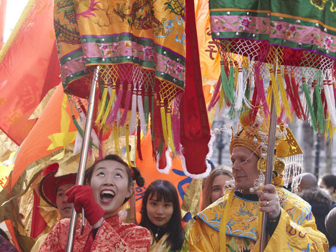 Artistes vêtus de costumes chinois colorés en train de se produire