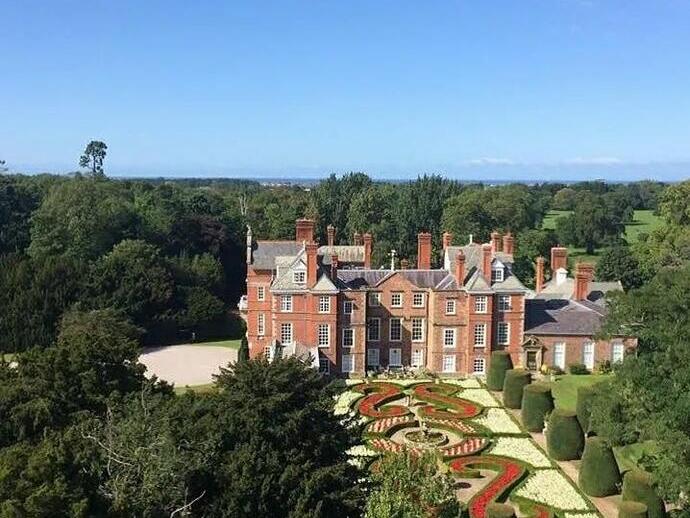 Vista aérea de Bodrhyddan Hall y sus jardines, Denbighshire, Gales