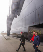 Tre uomini all'uscita del Riverside Museum