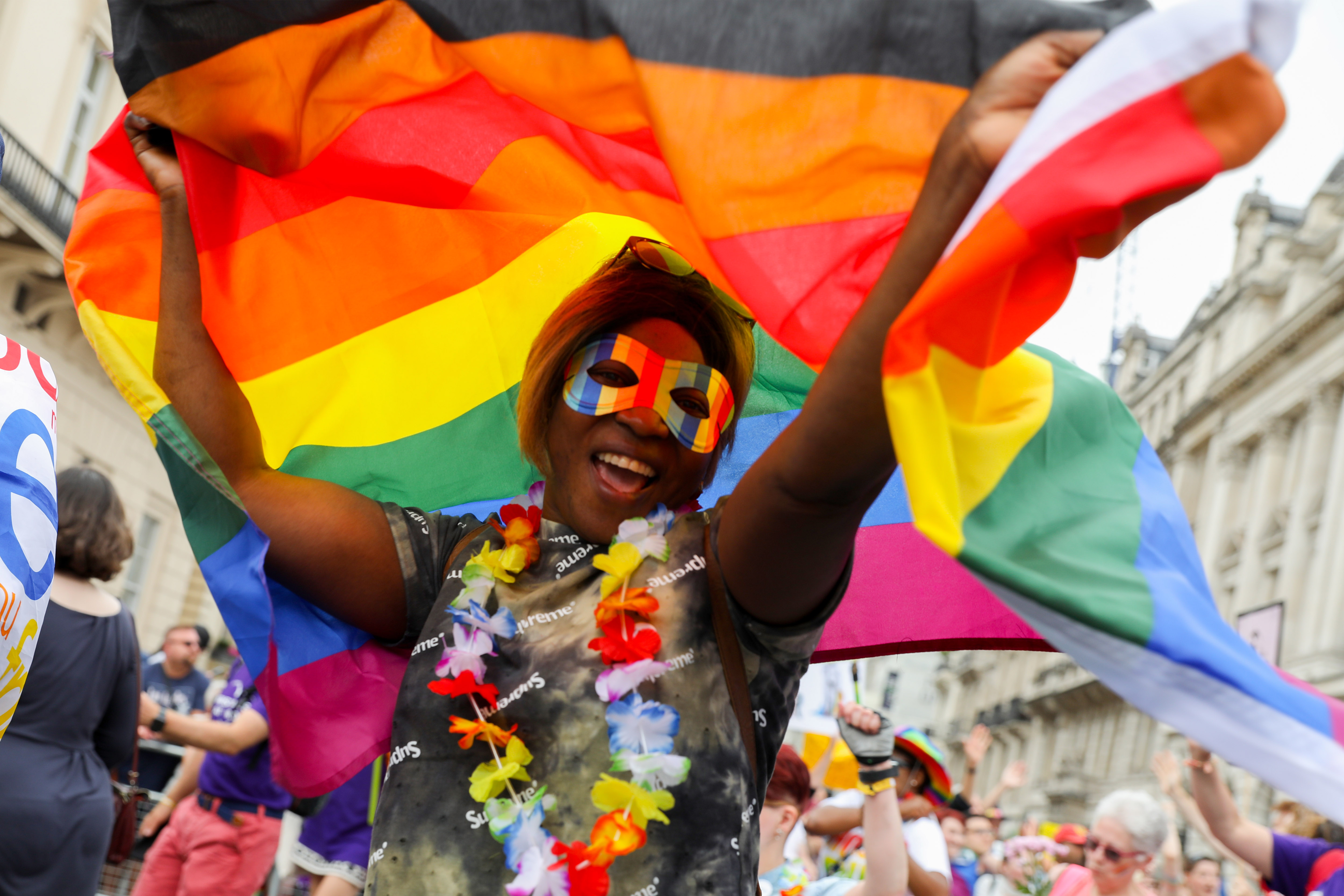Un partecipante alla parata durante il Pride di Londra nel luglio 2019