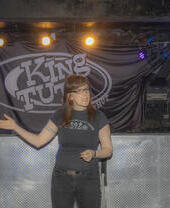 La guida turistica di Glasgow Music City Fiona Shepherd durante una presentazione