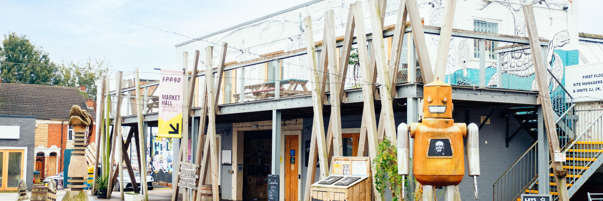 تمثال روبوت خارج مبنى بديكور هندسي