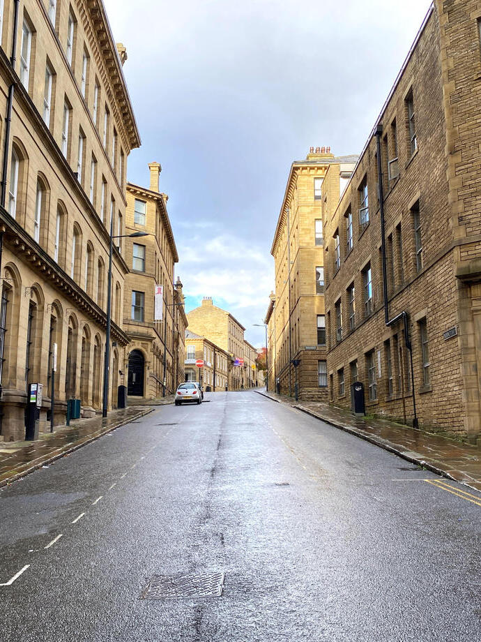 Blick auf eine verlassene Straße, gesäumt von viktorianischen Steinhäusern