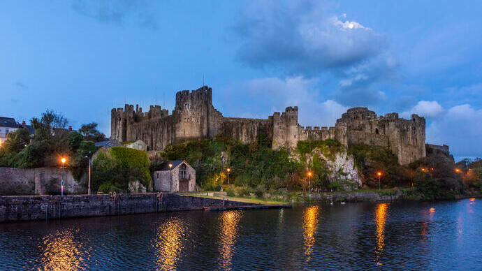 Eine Burg mit Blick auf einen Fluss.