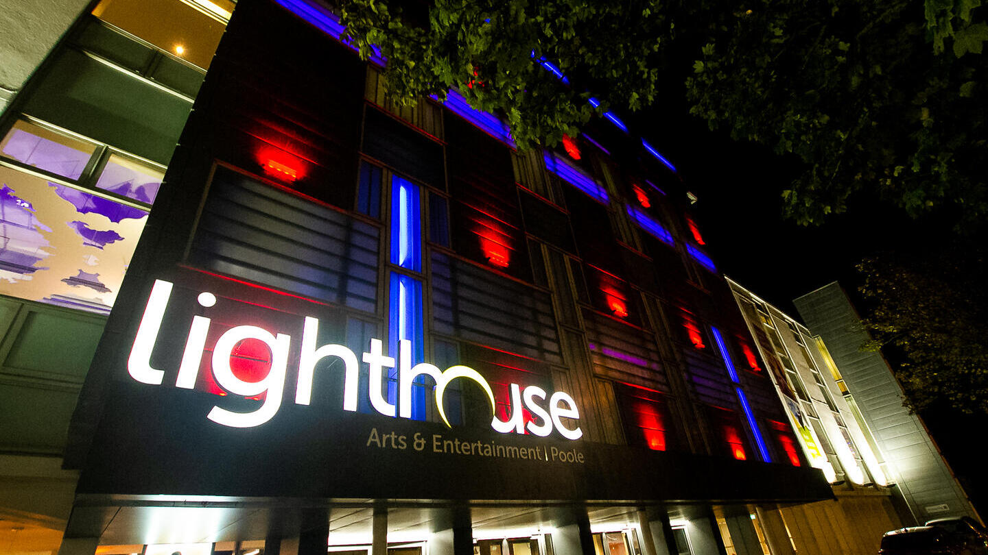 Exterior del centro artístico y de entretenimiento Lighthouse en Poole, Dorset.