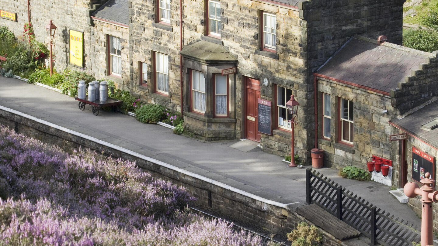 Vue aérienne de la gare ferroviaire d'un village. Fleurs violettes