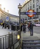 Entrée publique du métro dans une ville