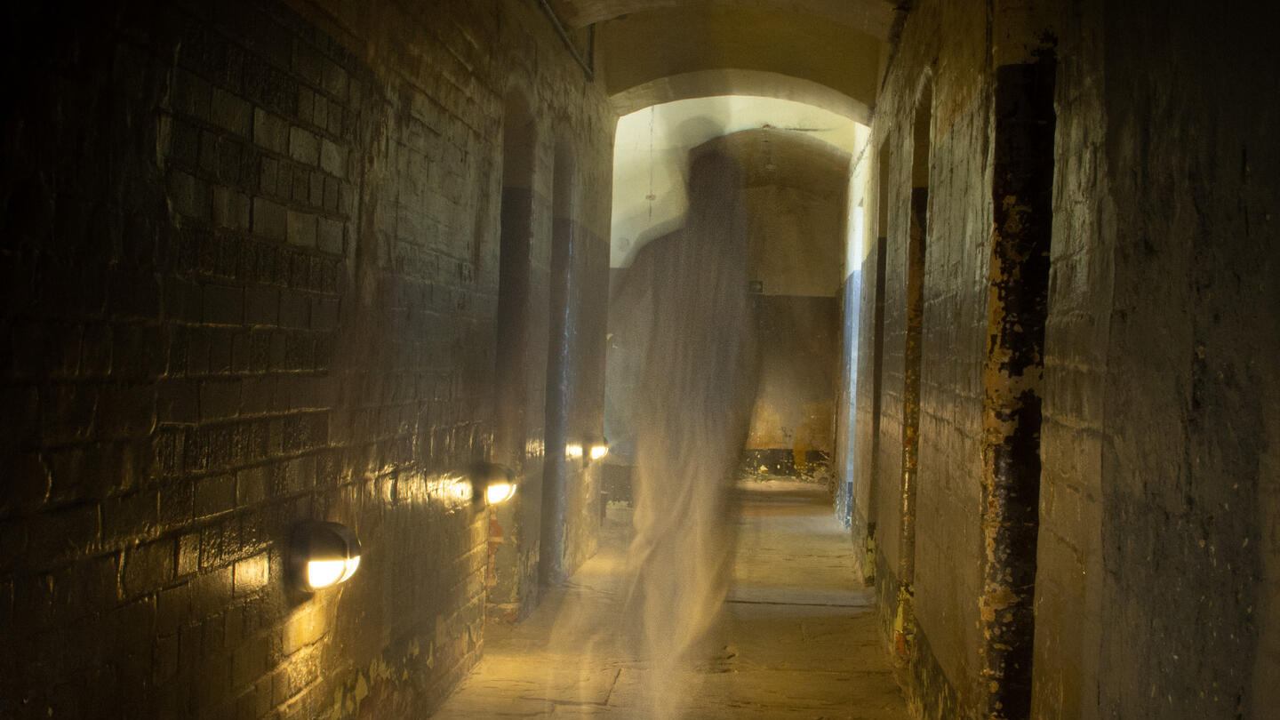 Fantasma caminando por el pasillo de una prisión (imagen promocional de Paranormal Experience).