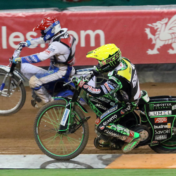 Deux motards en pleine course sur le circuit Cardiff Speedway