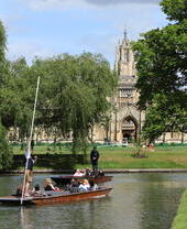 Eine Punting-Tour vorbei an einem historischen Universitätsgebäude in Cambridge