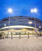 Außenaufnahme der Derby Arena bei Nacht