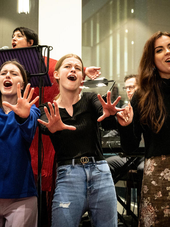 Uno spettacolo musicale sul palco del Birmingham Repertory Theatre