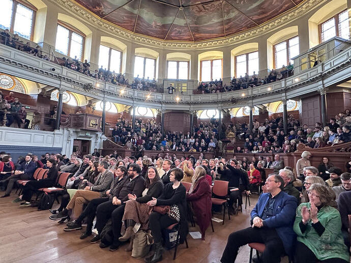 Multitud de personas viendo una charla en el escenario del Festival Literario de Oxford
