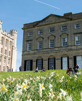 Gente sentada fuera de Royal Fort House en Bristol