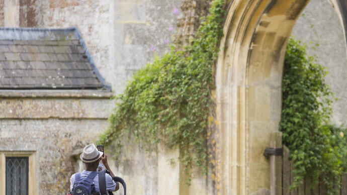 Besucher in Lacock Abbey und im Dorf Lacock, Wiltshire