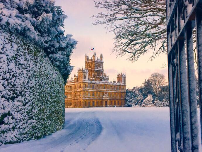 Vista exterior de un castillo histórico en invierno