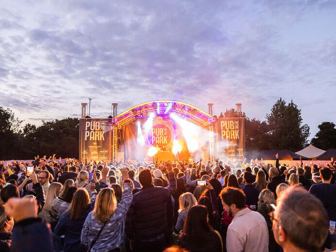 Asistentes al festival en el pub Tom Kerridge's Pub in the Park