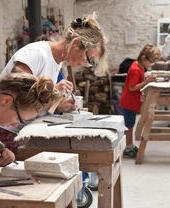 Gruppi di persone che seguono una lezione al Burngate Stone Carving Centre