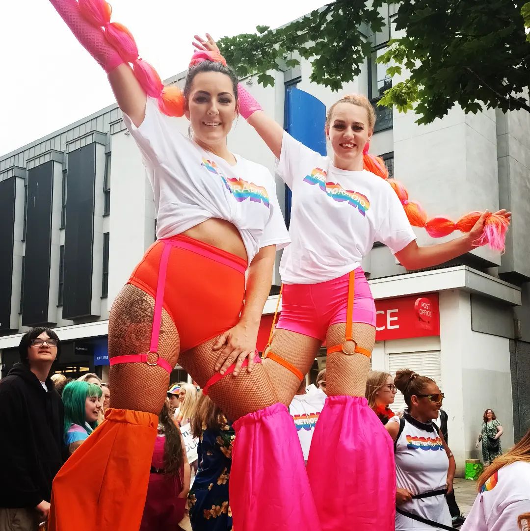 Dos mujeres bailando en el Northern Pride