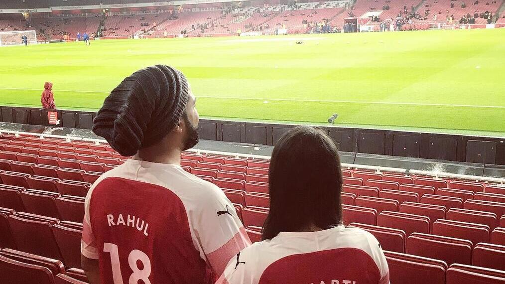 Couple debout dans le stade Emirates lors d'une visite guidée du stade d'Arsenal