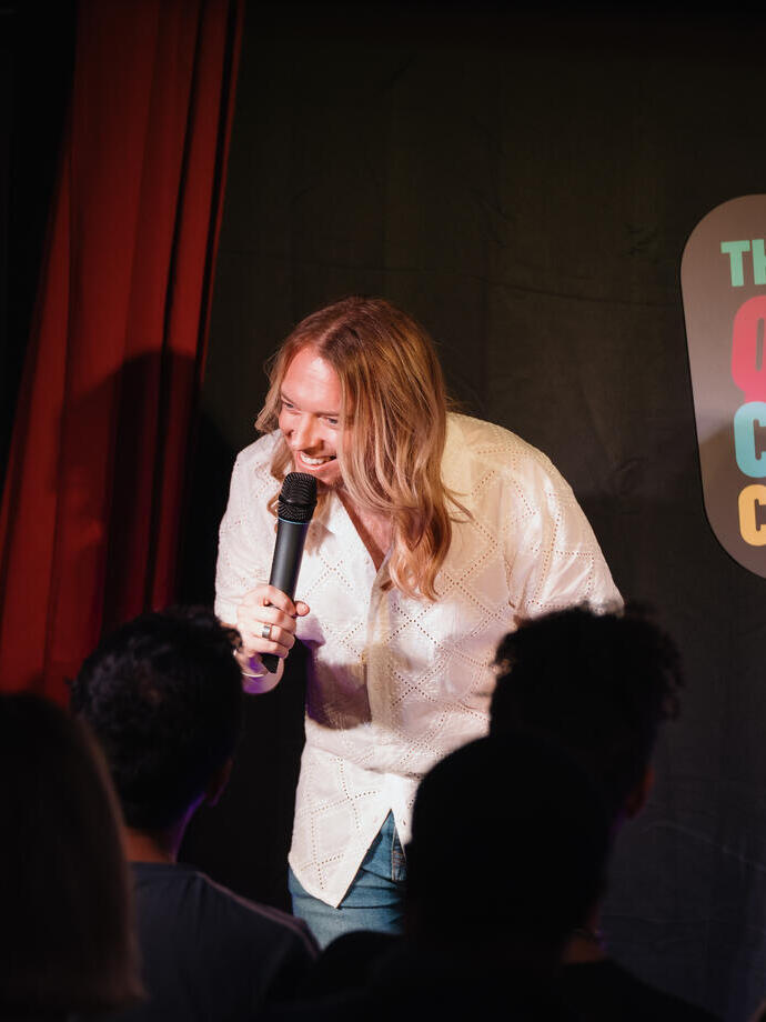 Ein Darsteller auf der Bühne des Queer Comedy Club in Archway, London