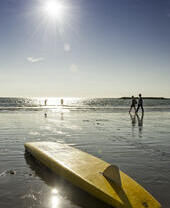 Una tabla de surf al sol en la playa de Borth, en Gales