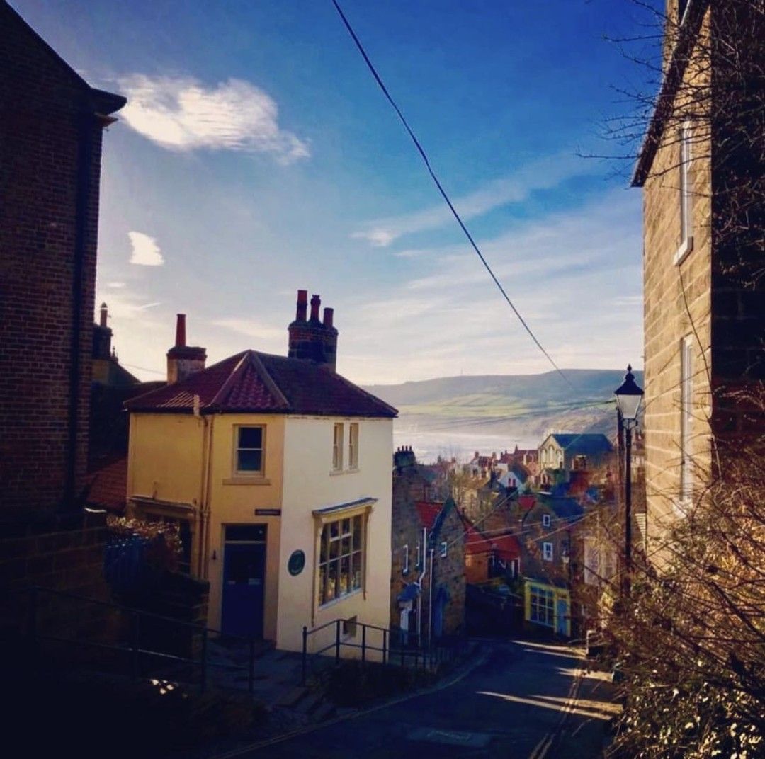 Vista de una pintoresca calle en una mañana de invierno