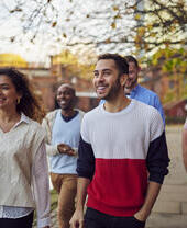 Amici che camminano lungo un canale