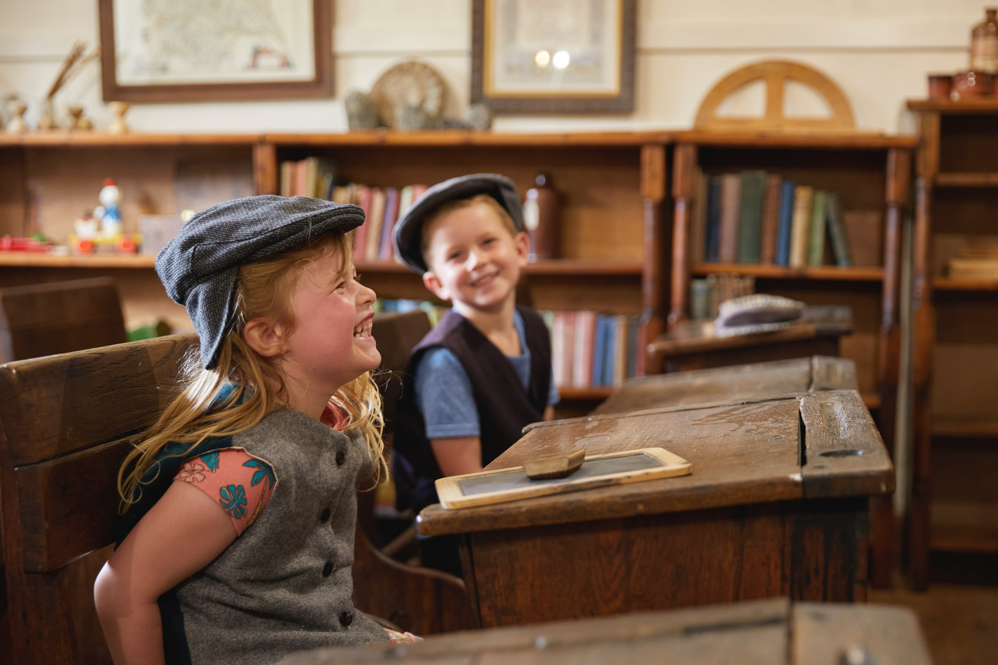 Deux enfants assis à des pupitres d'école - Ryedale Folk Museum