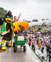 Darsteller auf der Bühne im York Maze, die Schaum aus einer Kanone schießen