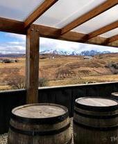 Vista delle colline Cuillin dal ristorante The Oyster Shed sull'isola di Skye, in Scozia, vicino alla distilleria Talisker