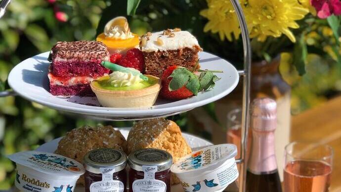 Nachmittagstee mit Kuchen und Marmeladen