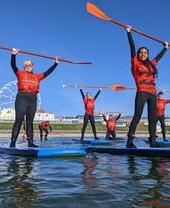 Équipe de paddleboard à la Portrush Surf School