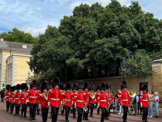 Guardias reales británicos desfilando por las calles de la ciudad