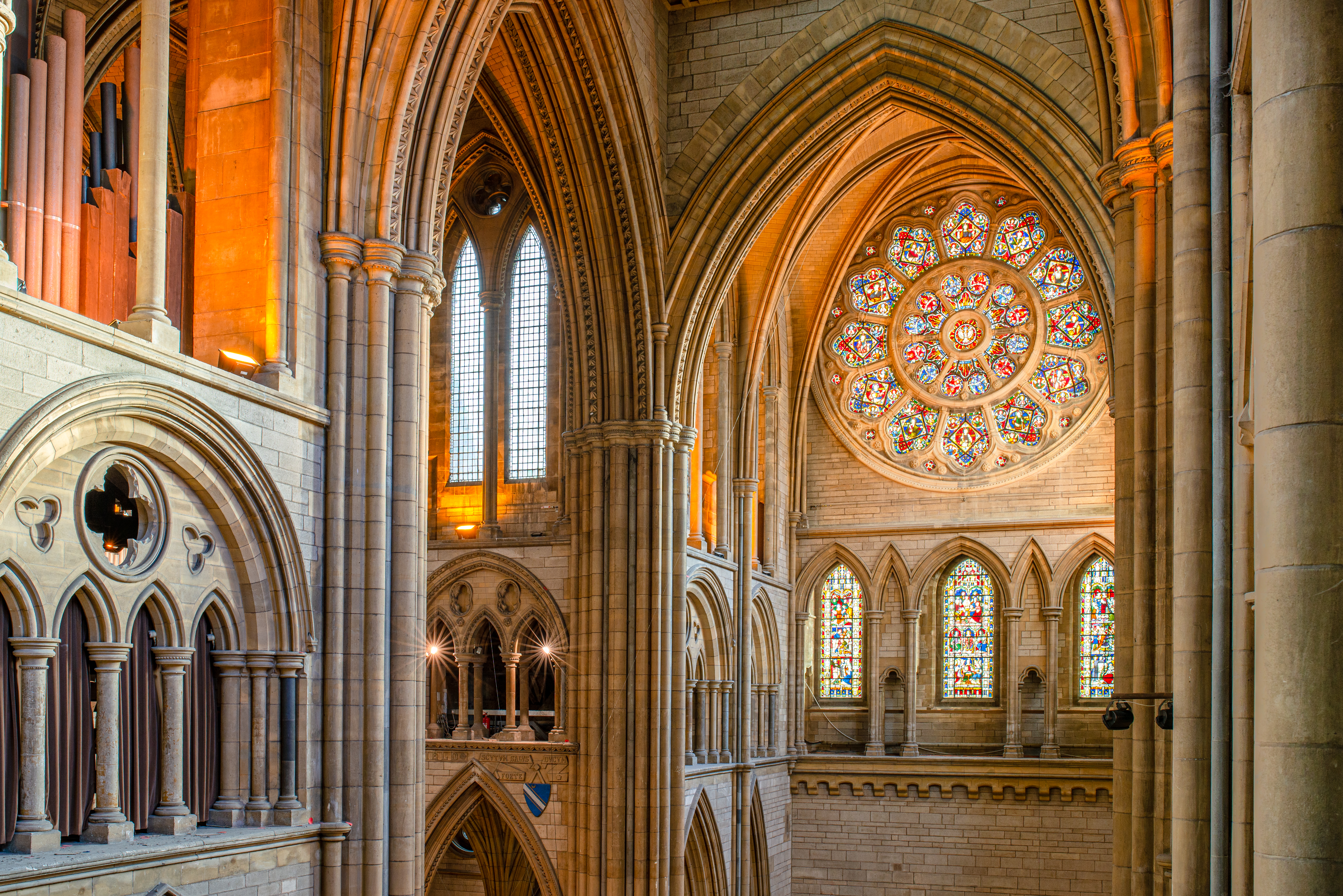 Innenansicht des Buntglasfensters der Truro Cathedral in Cornwall