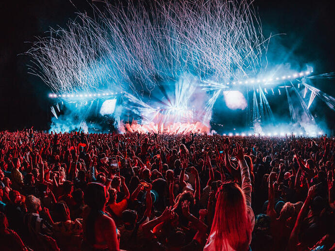 Menschenmenge vor der Hauptbühne eines Musikfestivals
