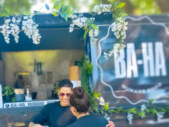 Deux chefs ouvrant leur boutique au BA-HA à Birmingham, un stand de nourriture végétalienne