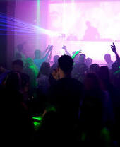 Una animada multitud en una noche de club en el Powerhouse de Newcastle