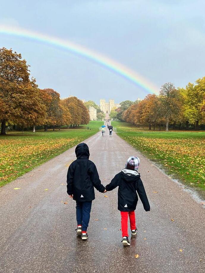 Una pareja caminando hacia el castillo de Windsor por el Long Walk en el Great Park