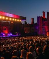 Menschenmassen beim Hampton Court Palace Festival, um Elbow zu sehen
