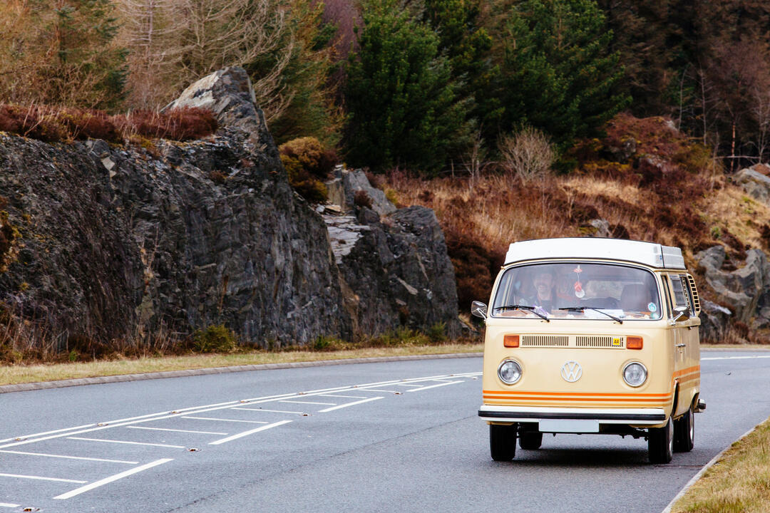 Camper d'epoca che percorre una strada di campagna
